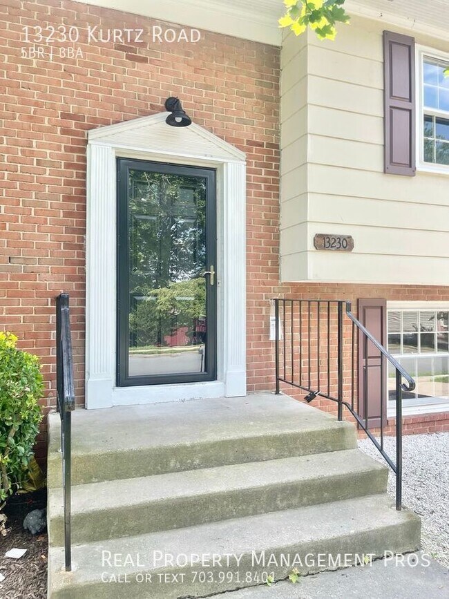 Building Photo - FIVE BEDROOM THREE FULL BATH!  UPDATES GAL...