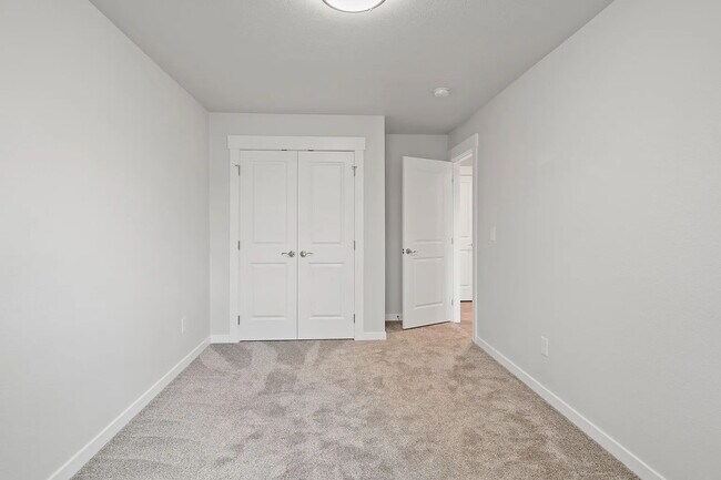 Building Photo - "Spacious 3-Bedroom Duplex Retreat on Park...