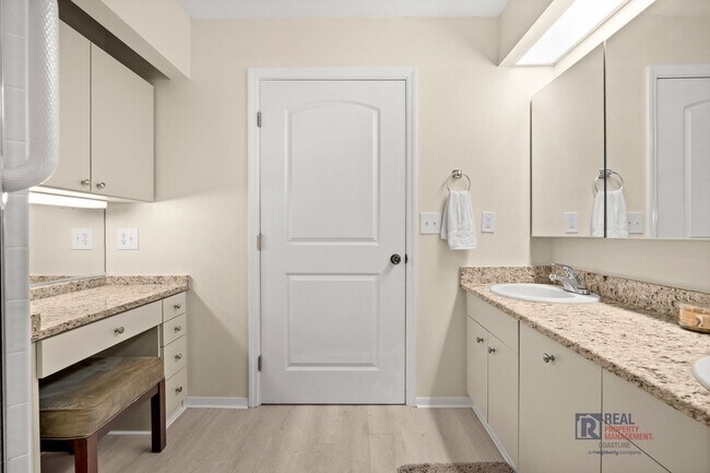 Building Photo - Charming 2BR/2BA Sarasota Retreat Near UTC - Annual Lease