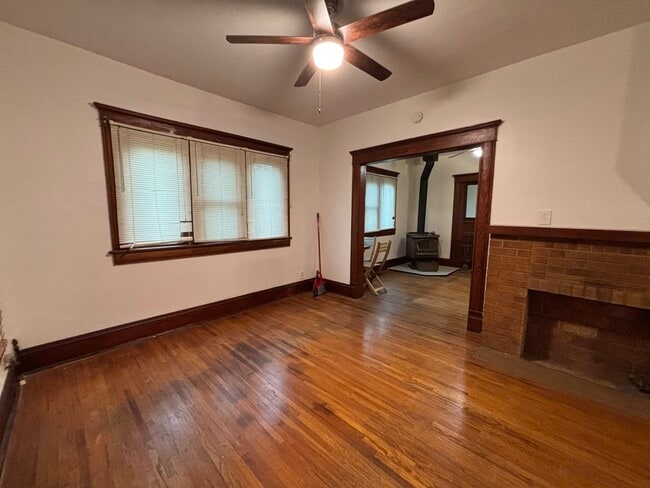 Building Photo - 116 S Maple St
