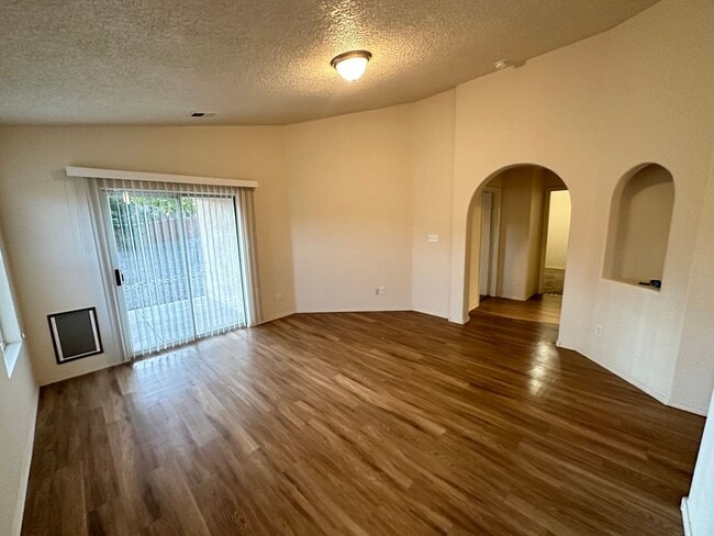 Building Photo - 4 bed 2 bath home in Huning Ranch