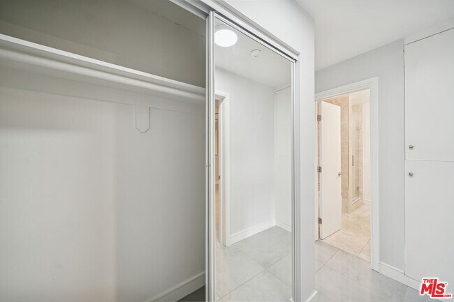 Building Photo - 7545 Hampton Ave