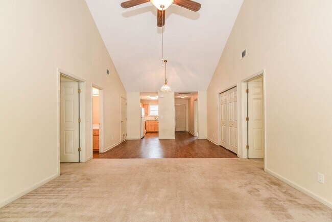 Building Photo - 3 Bedroom, 2 Bath Home with Fully Fenced Yard – Pet Friendly!