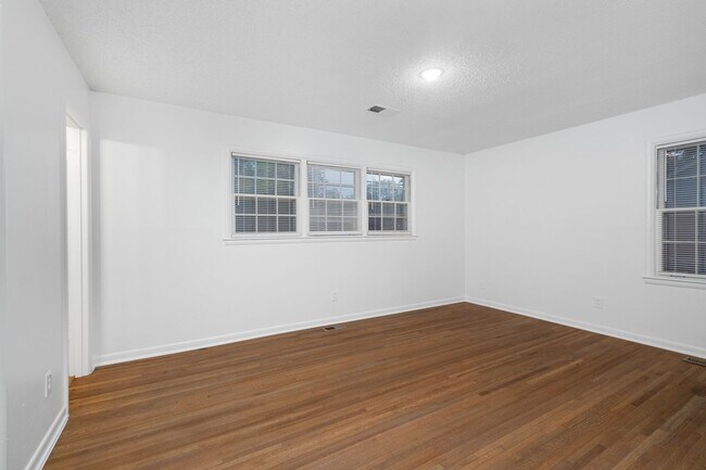 Building Photo - Recently renovated home in Whitehaven