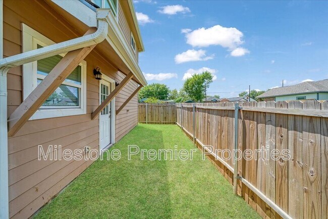 Building Photo - 3308 Moulton St
