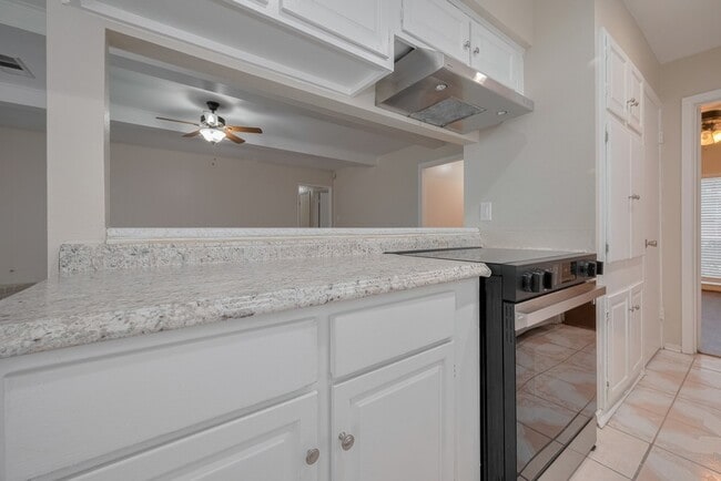 Building Photo - 8119 La Roche Ln