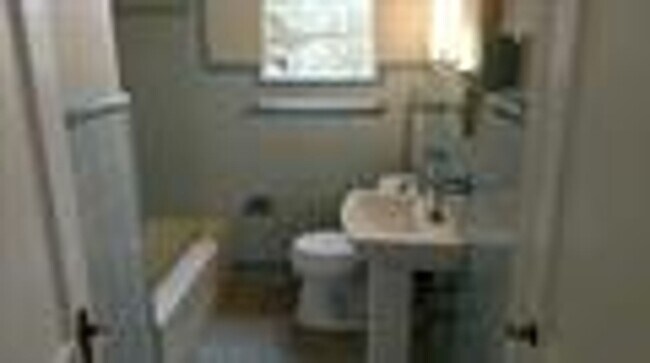 Building Photo - Midtown Home