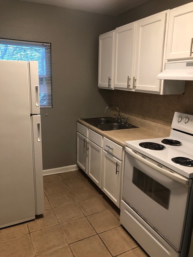 Building Photo - 574 Cooper St SW