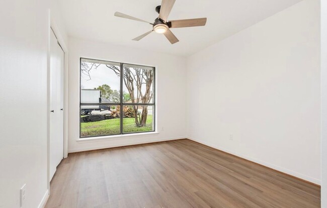 Building Photo - College Station - 3 bedroom - 2 bath house with garage and fenced back yard.