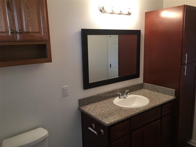 Building Photo - 300 Spruce St