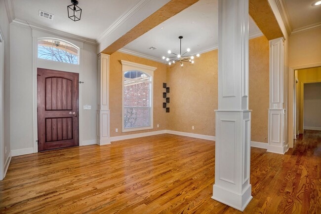 Building Photo - Executive Bentonville Home convenient to WM Home Office and more!