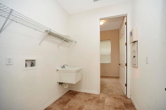 Building Photo - 4859 Chastain Dr
