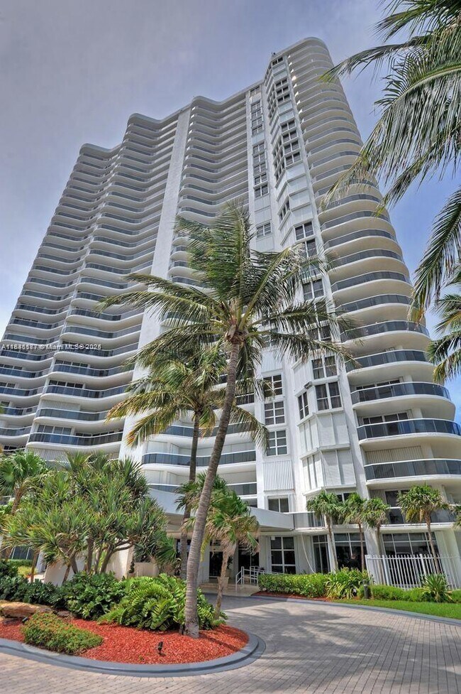 Primary Photo - 16711 Collins Ave