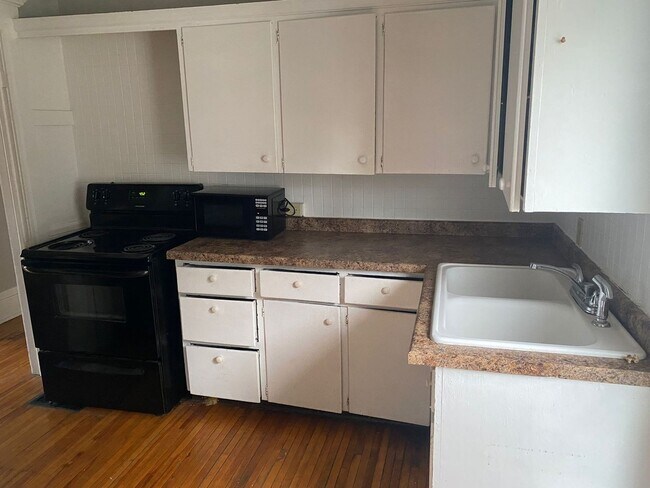 Building Photo - 685 Franklin St