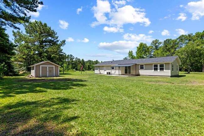 Building Photo - Charming Country Home on 1+ Acres