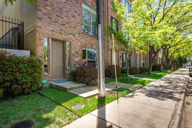 Building Photo - 2718 Floyd St