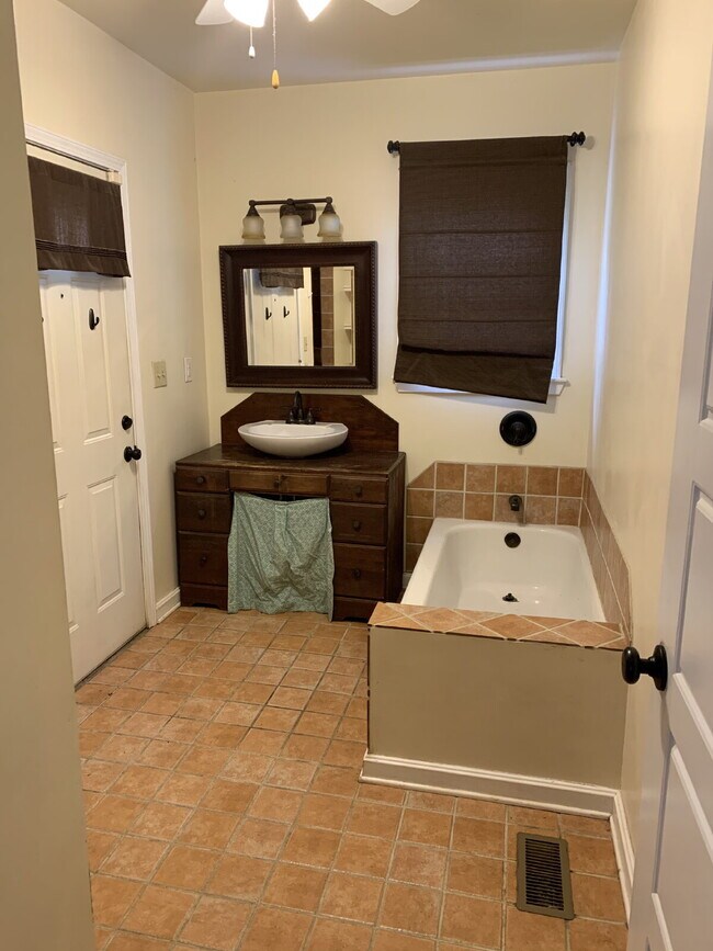 Building Photo - Stunning Renovated 4-Bedroom Home in Lakebottom with Screened Porch & Prime Location Near Fort Mo...