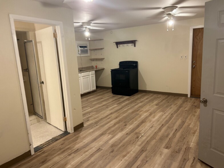 Building Photo - 2652 Merwyn Rd