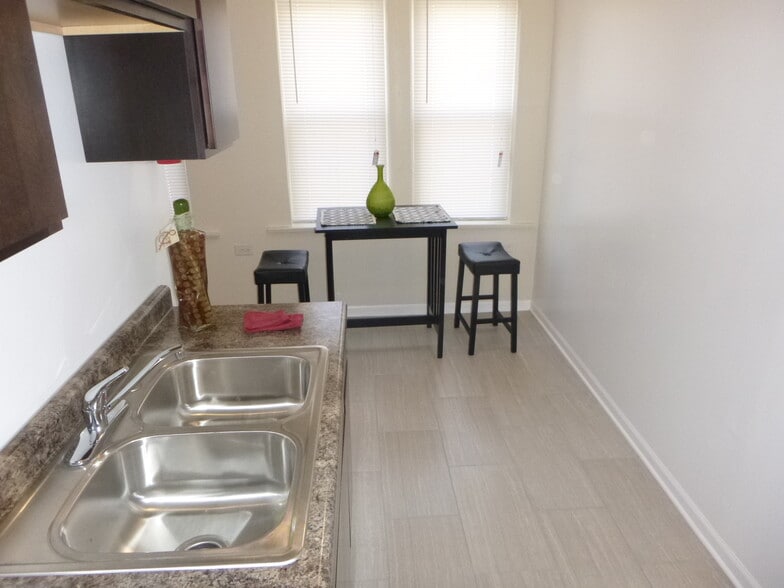 Building Photo - 3156 W Warren Blvd