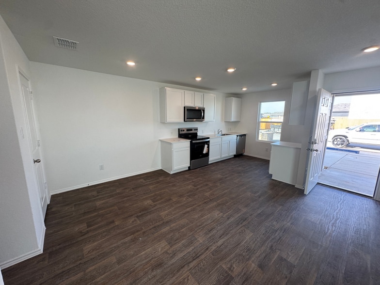 Building Photo - 2058 Zephyr Lily