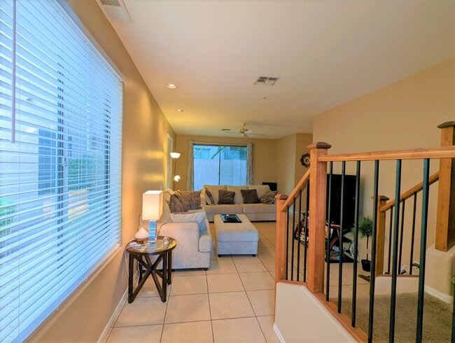 Building Photo - 2241 E Pinchot Ave