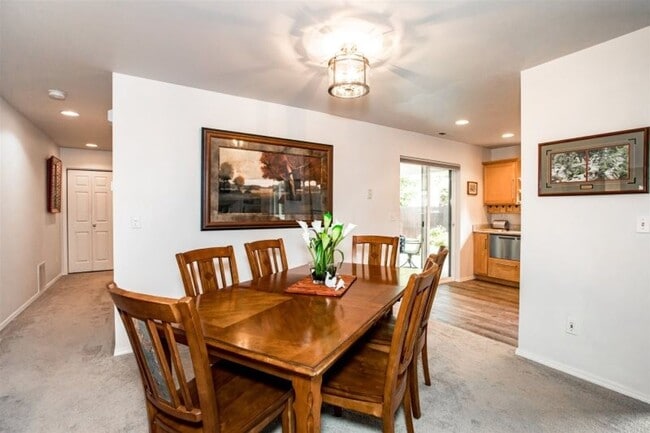 Building Photo - 2 bedroom Townhome close to Whitefish Lake Golf Course