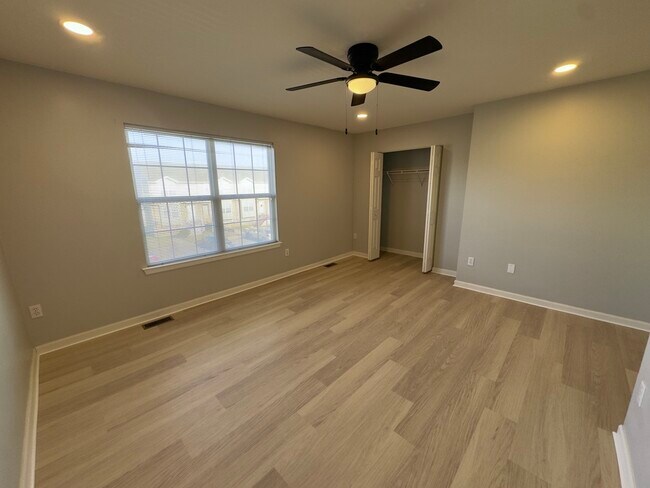 Building Photo - 131 Rosie Dr