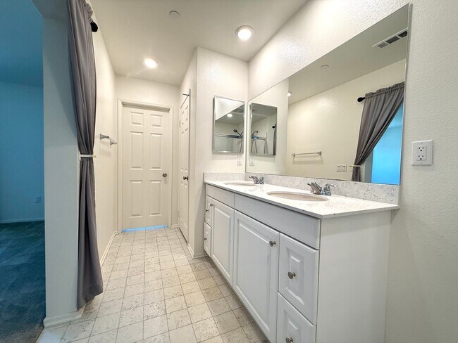 Building Photo - Modern Three Bedroom Townhouse in gated community of El Paseo $2,995.