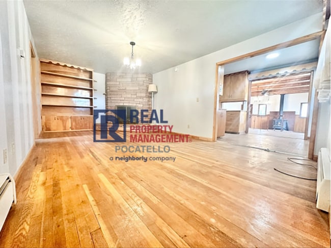 Building Photo - 3 Bedroom 2 bath - Double car garage