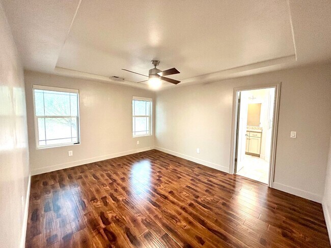Building Photo - Lovely Single Family House Available!!!!