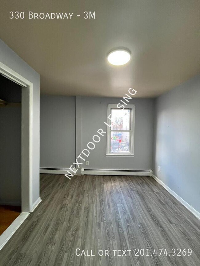 Building Photo - 330 Broadway-3M