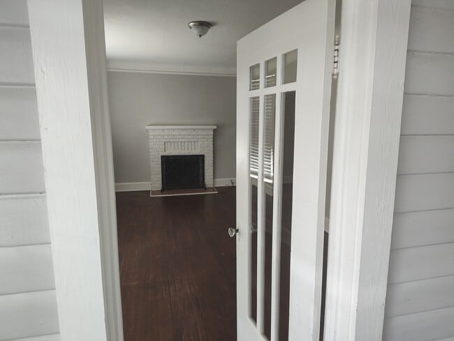 Building Photo - 405 W 18th St