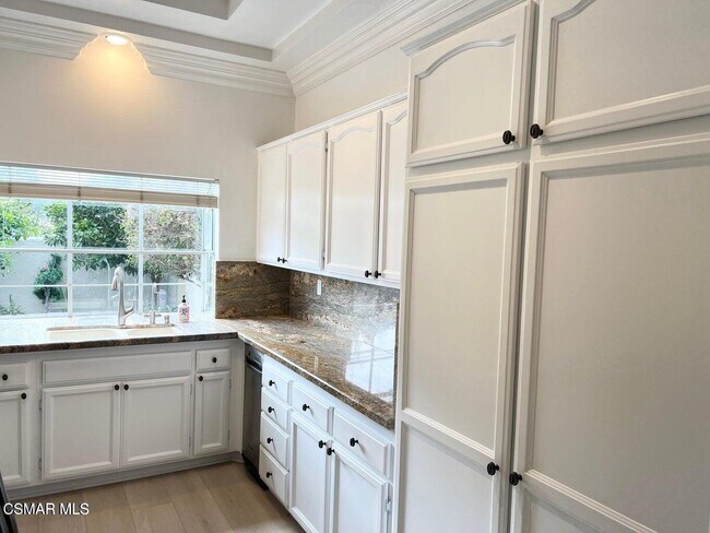 Building Photo - 3121 E Hillcrest Dr