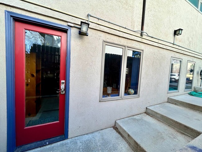 Building Photo - Furnished 2 Bedroom Garden Level Apartment in Upper Table Mesa Near Bear Creek Park