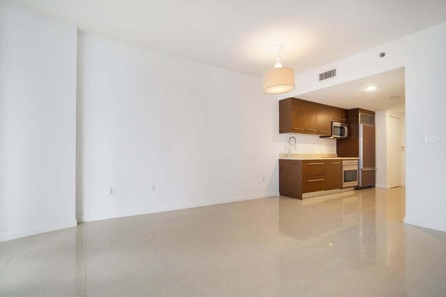 Building Photo - 495 Brickell Ave