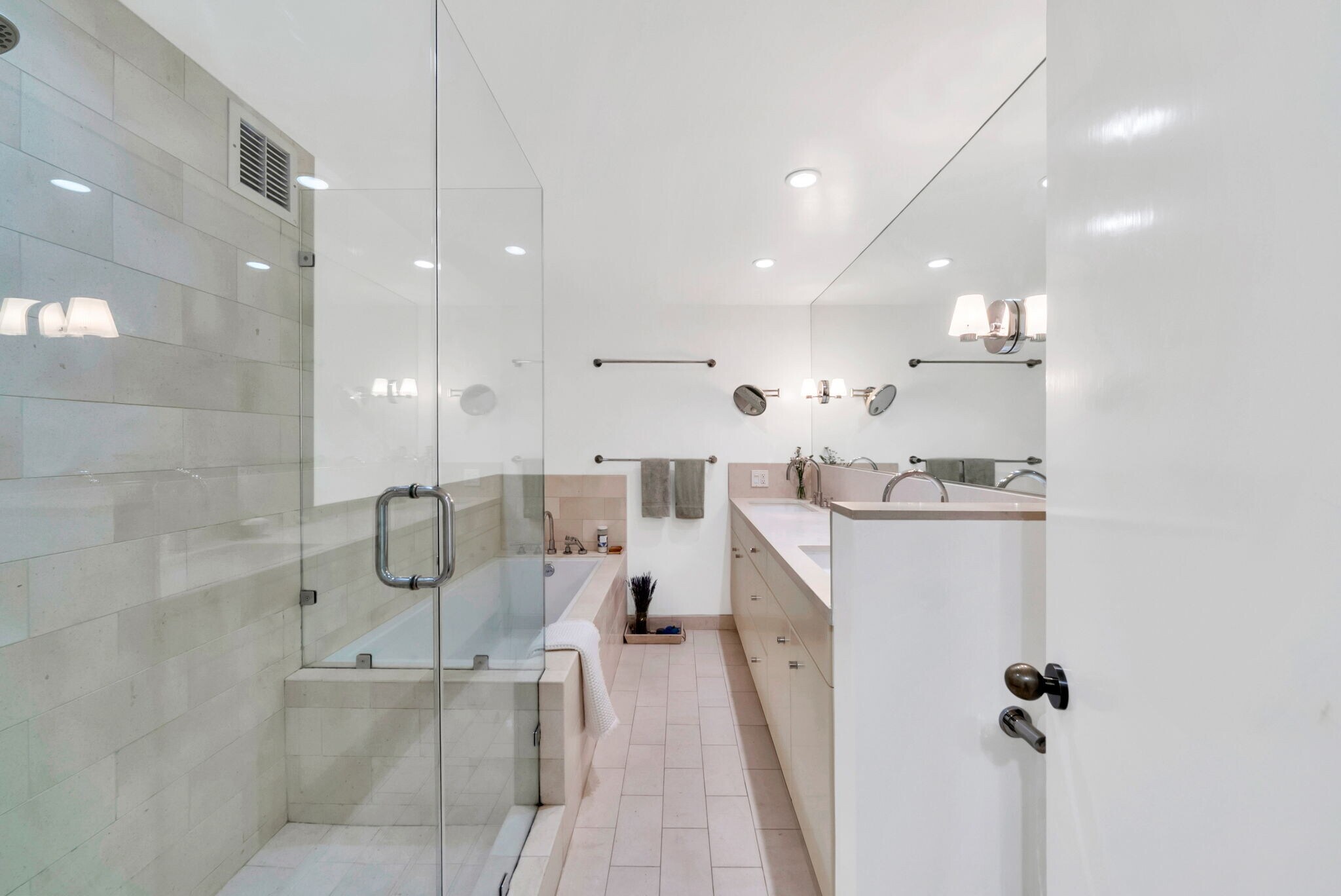 Building Photo - 7259 Hillside Ave