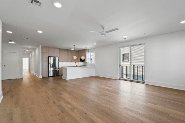 Building Photo - 525 Ave E