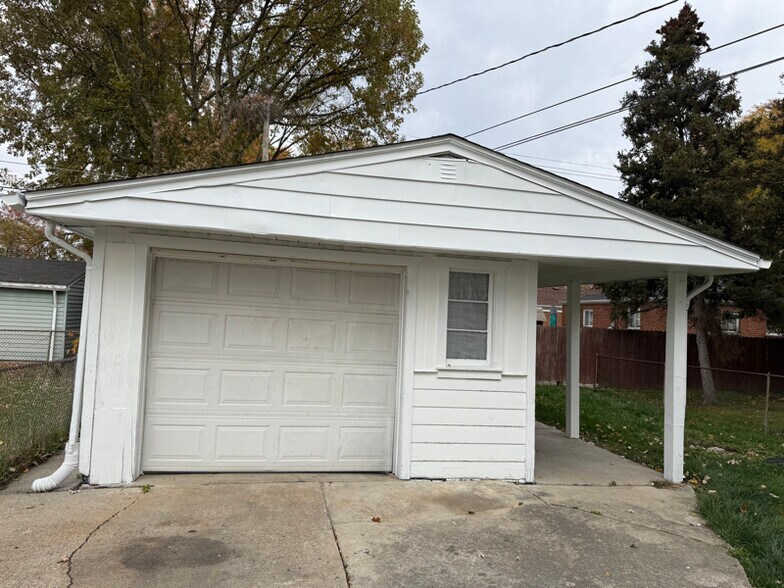 Building Photo - 21122 Annapolis St