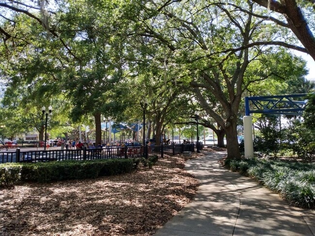 Building Photo - Bel Fontaine on Lake Eola