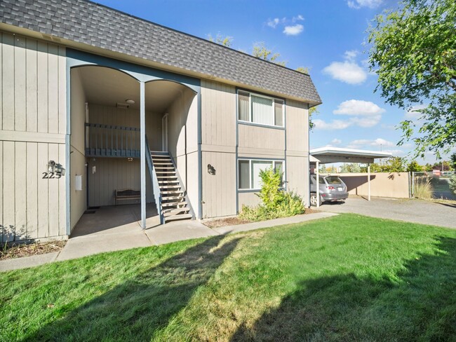 Building Photo - Clean and Cozy 2 bedroom condo with private parking