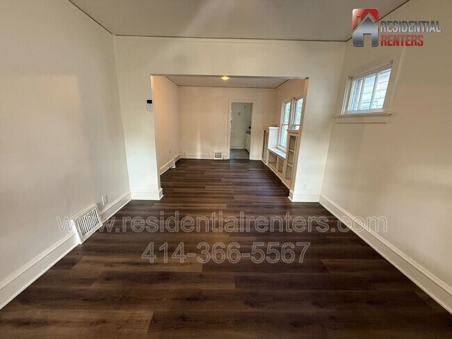 Building Photo - 5560 N 40th St