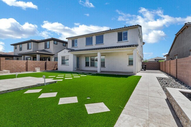 Building Photo - Spacious 5 Bedroom Home for Rent in East Mesa