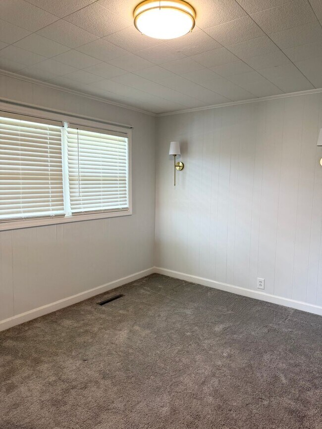 Building Photo - Charming Move-In Ready Home with Bonus Space & Spacious Yard!