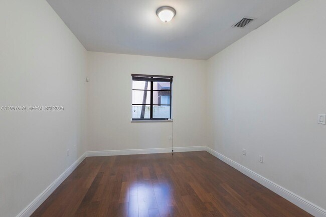 Building Photo - 324 SW 30th Rd