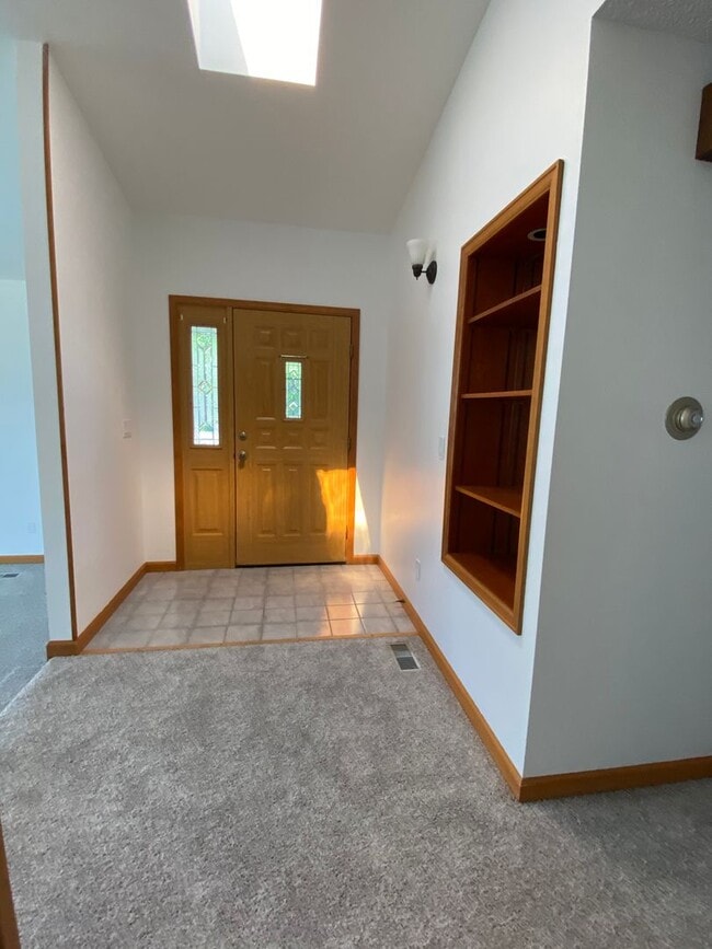 Building Photo - 3 Bedroom 2 Bath home