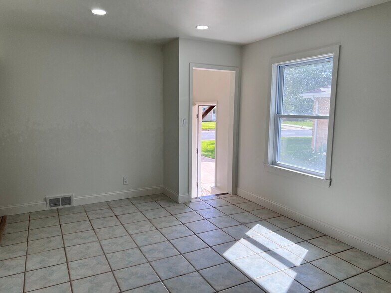 Building Photo - 2925 W Kenwood Ave