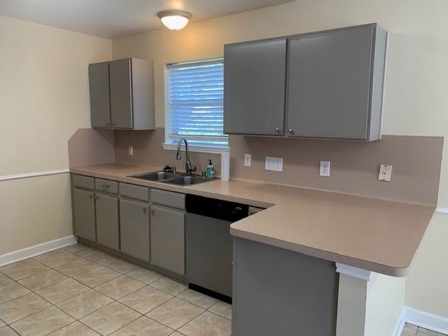 Building Photo - What a Find! 4 Bedrooms!