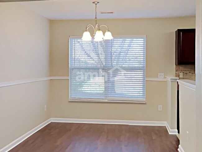 Building Photo - 4568 Hawthorn Dr