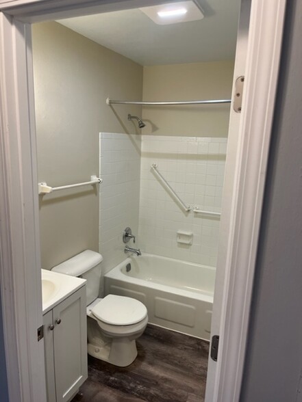 Primary Photo - 730 N Rochester St