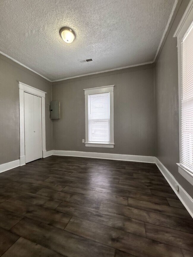 Building Photo - Affordable Elegance: 2-Bed, 1-Bath with Outdoor Oasis